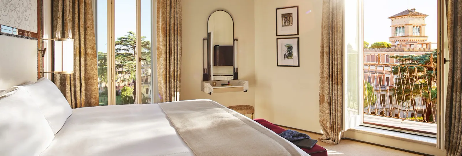 Camera da letto della Suite Presidenziale Villa Medici con le finestre aperte a vista su Roma