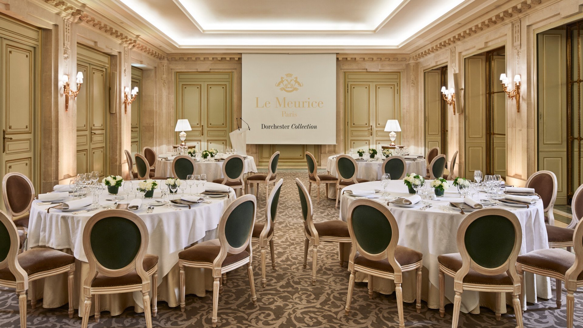 Salon Tuileries avec quatre tables et un ecran pour une réunion au Meurice Hotel