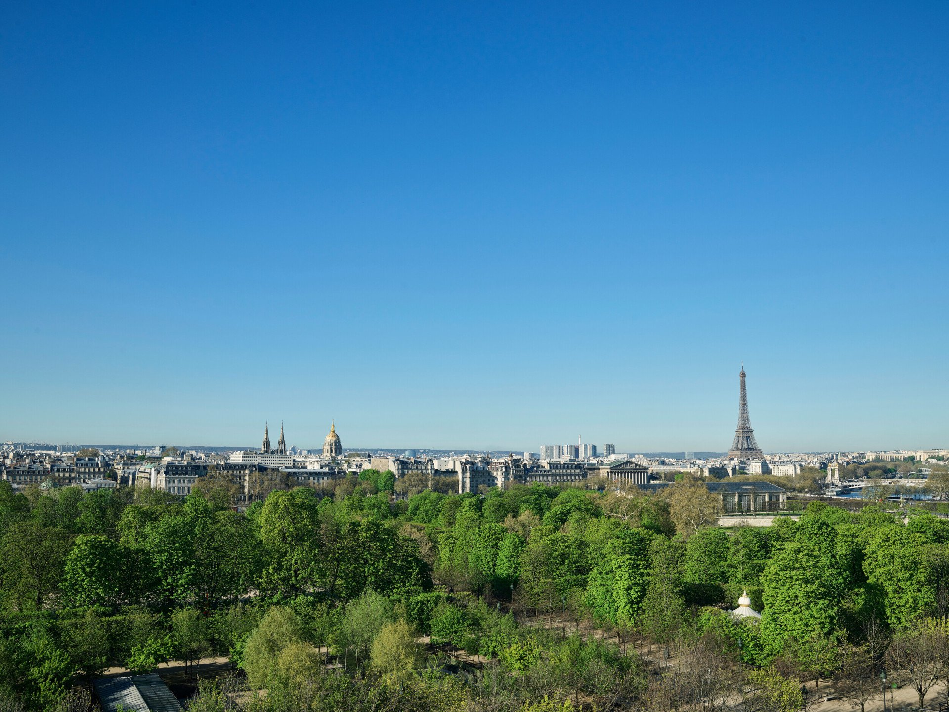 Vue depuis une chambre exécutive, avec les jardins des Tuileries à l’avant et la tour Eiffel à l’arrière. Au Meurice, à Paris.