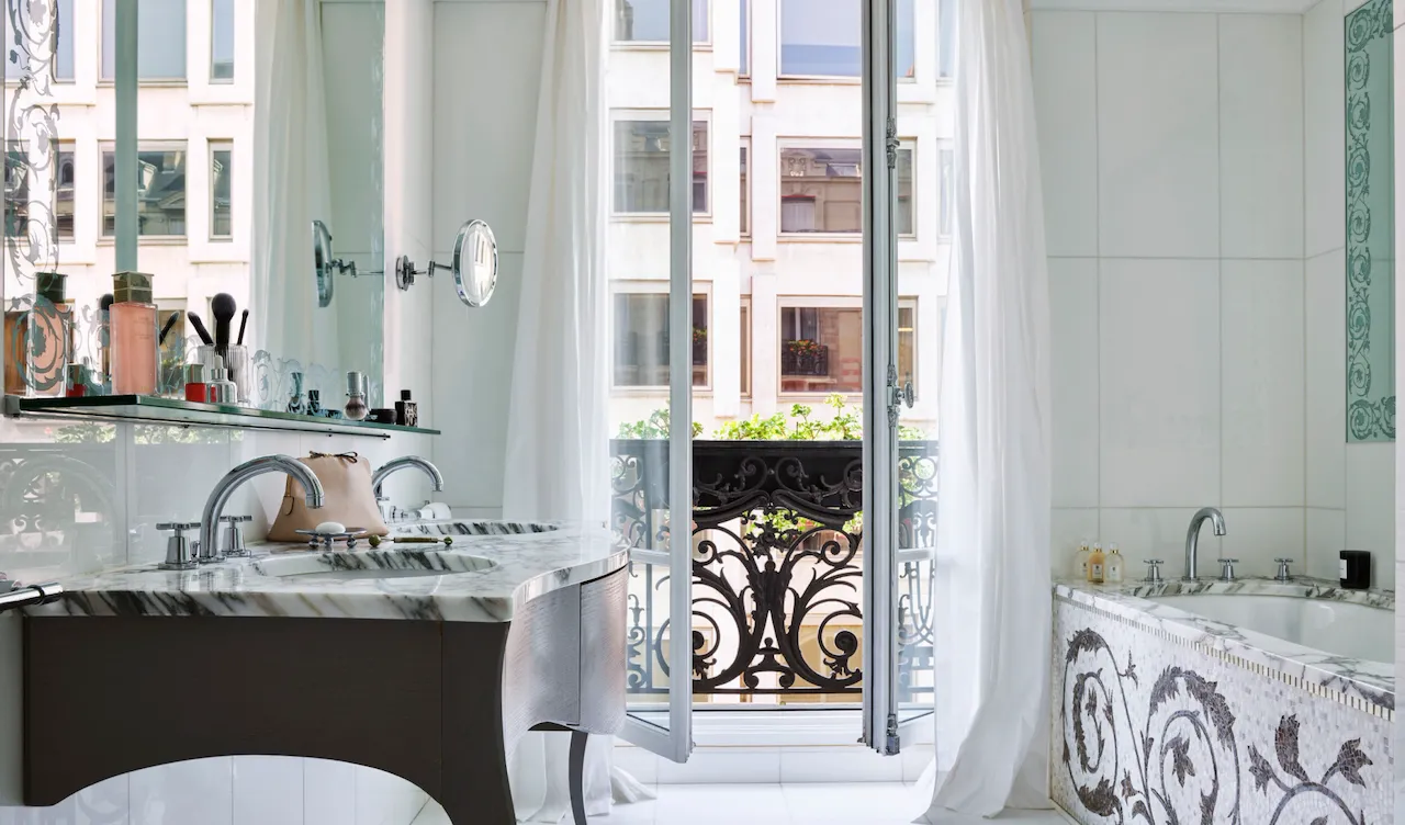 O banheiro da suíte Haute Couture Eiffel do Hôtel Plaza Athénée.