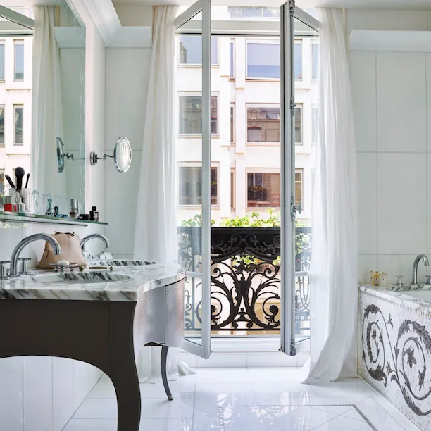 O banheiro da suíte Haute Couture Eiffel do Hôtel Plaza Athénée.