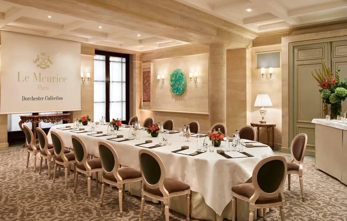 Salle de réunion au salon du jeu de paume avec grand ecran pour des presentation, Le Meurice