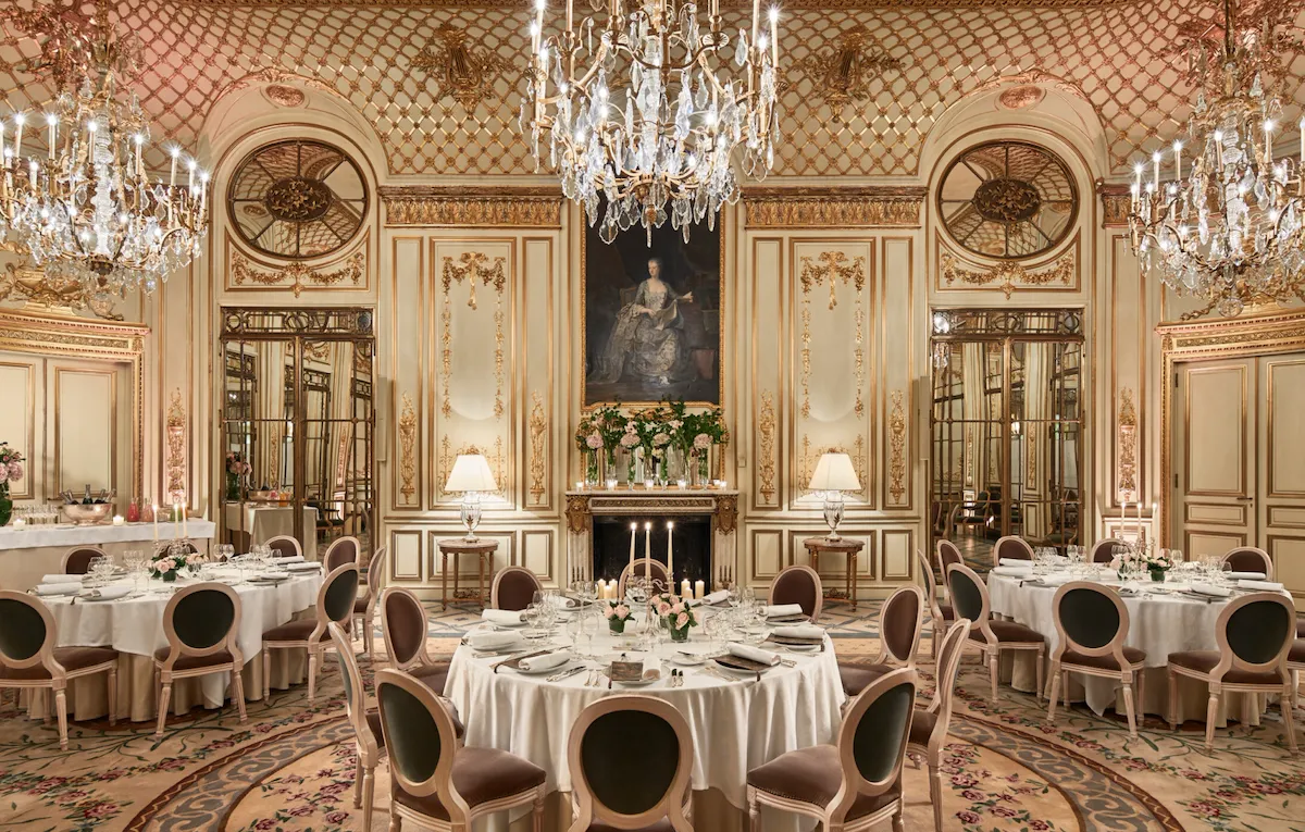 Photo du salon Pompadour lumineux de style Versailles, salle de réception, mise en place pour le dîner avec trois tables rondes et grandes dressées au Meurice, Paris