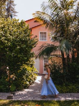 Hotel Bel-Air garden grounds moment 