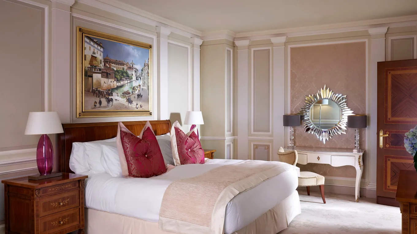 Principe Suite Bedroom with a complete overview of the king size bed and the mirrored vanity table