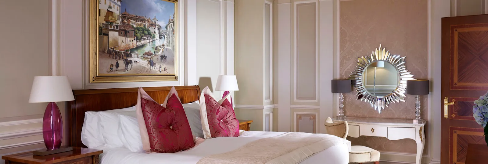 Camera da letto della Principe Suite con una panoramica completa del letto king size e del tavolo con specchio