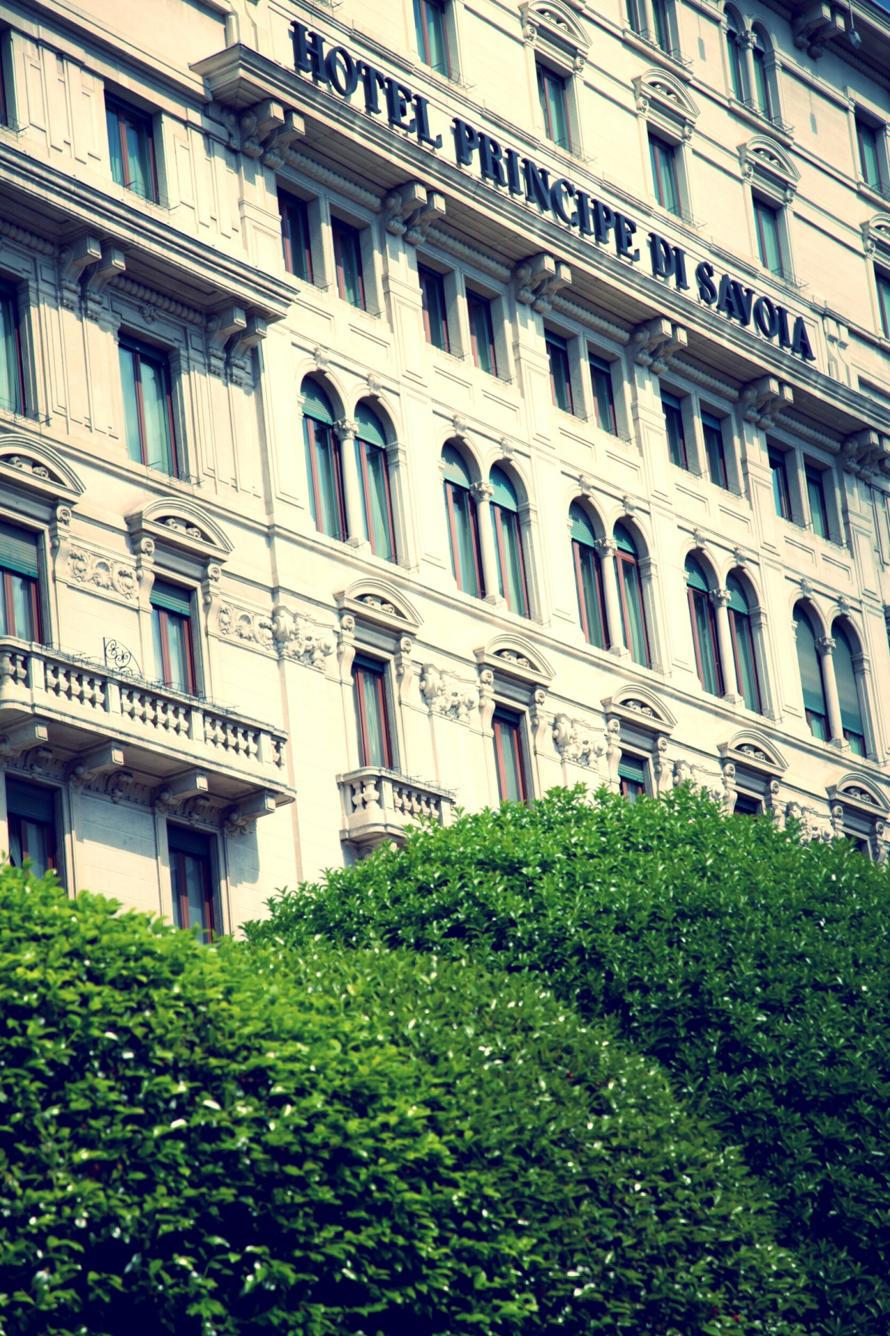 Primo piano della facciata con inquadratura dal basso