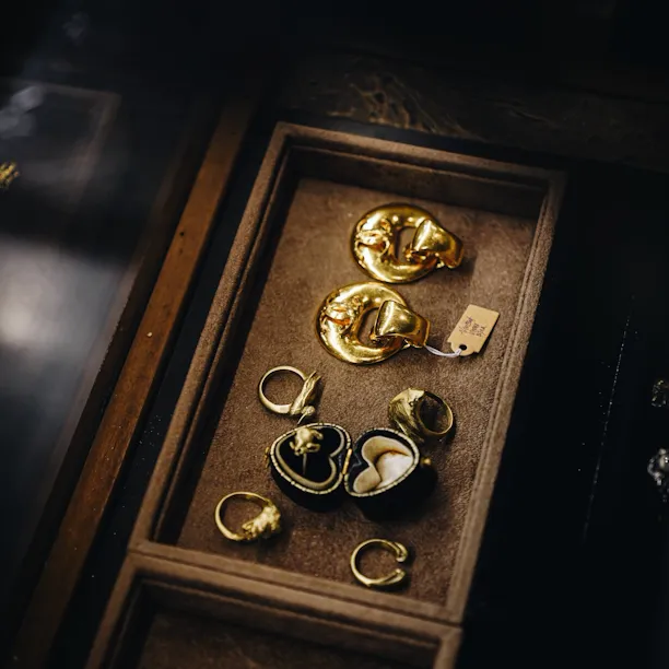 antique gold jewelry from the Vincent Vintage Bijoux jewelry boutique