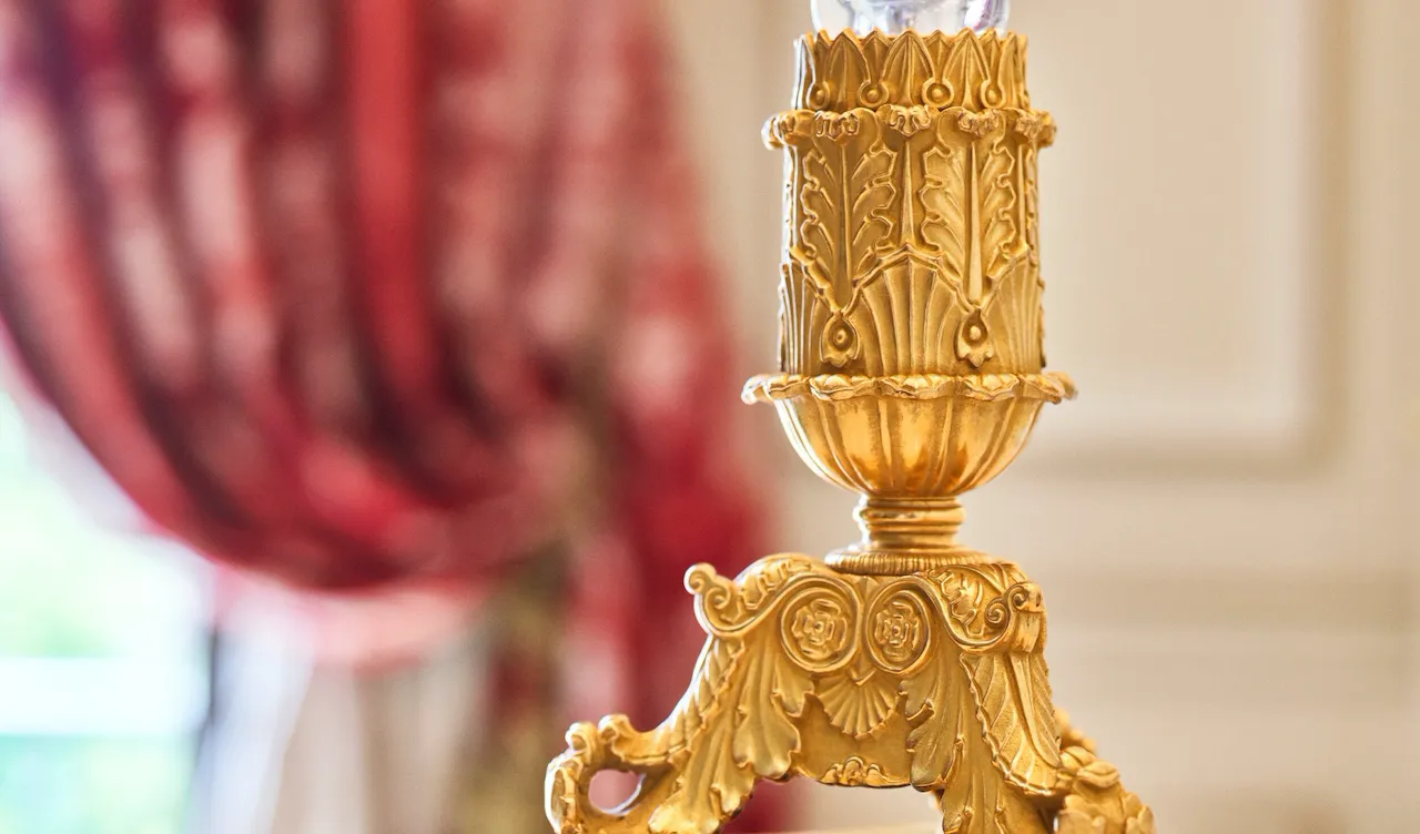 Détail doré dans l'appartement présidentiel du Meurice, Paris.