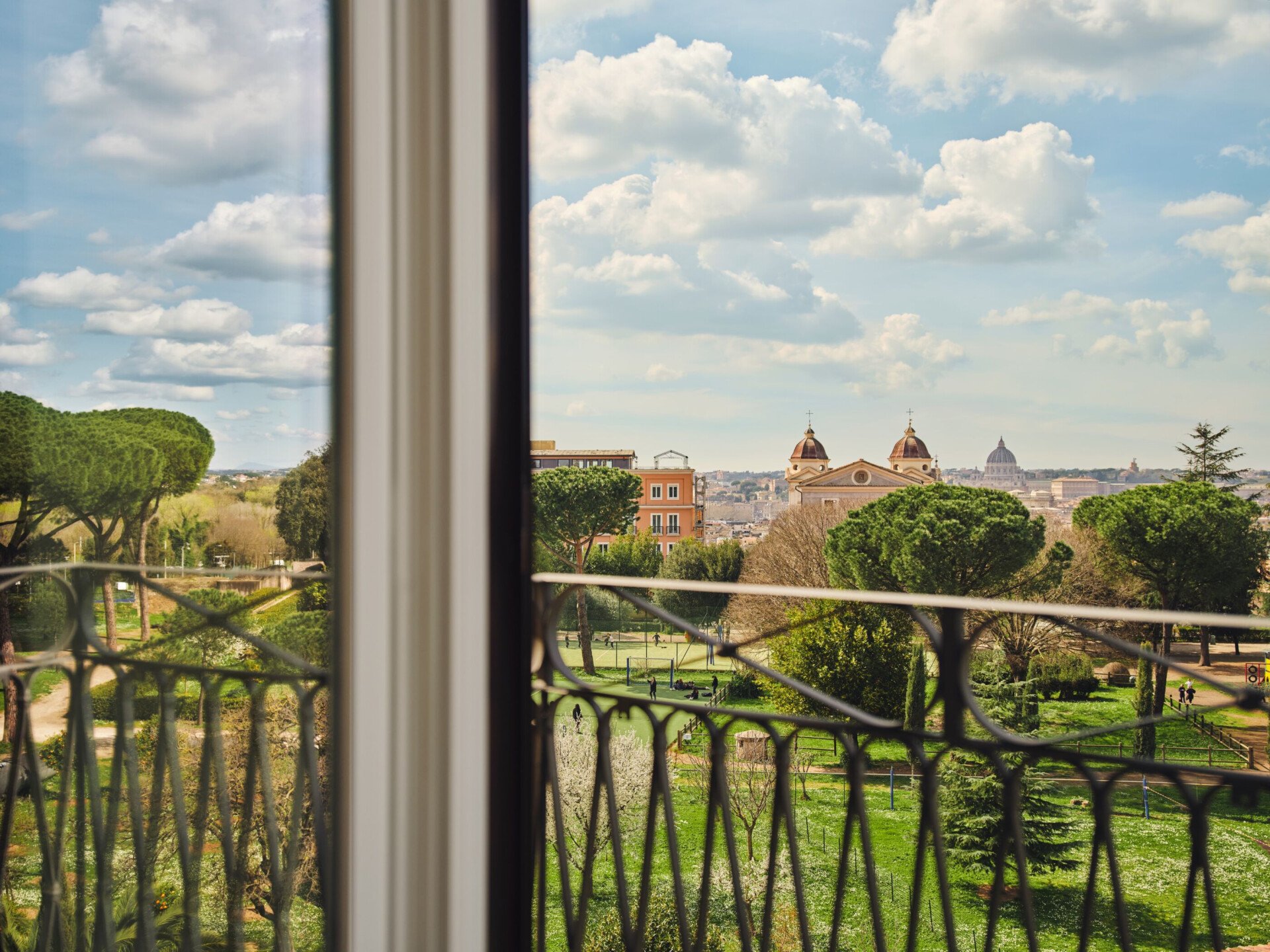 Vista dei giardini di Villa Medici, Trinità dei Monti e San Pietro da una camera di Hotel Eden, Roma