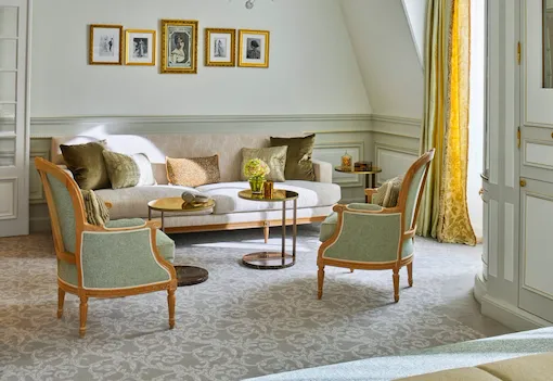 Salon d'une junior suite de luxe aux tons verts et jaunes, au Meurice, Paris.