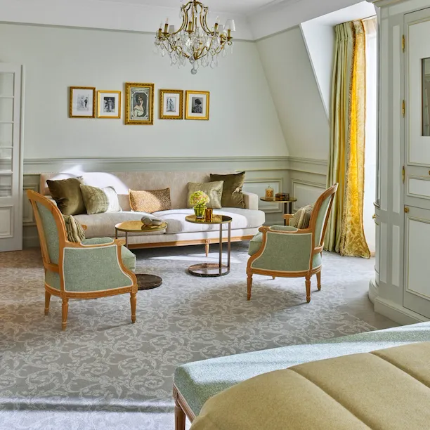 Salon d'une junior suite de luxe aux tons verts et jaunes, au Meurice, Paris.