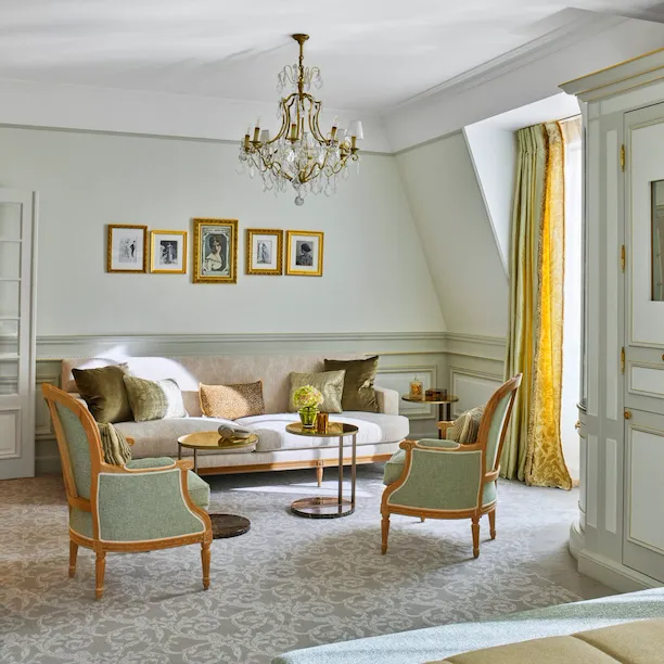 Salon d'une junior suite de luxe aux tons verts et jaunes, au Meurice, Paris.