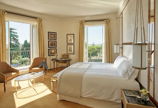 Junior suite con vista con due finestre aperte e balconcini a Hotel Eden Roma