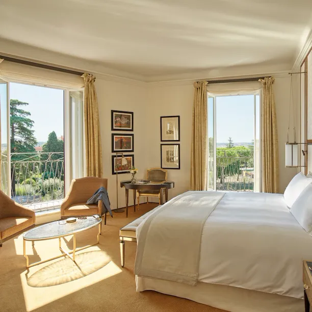 Junior suite con vista con due finestre aperte e balconcini a Hotel Eden Roma
