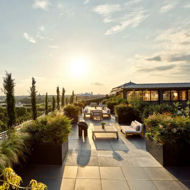 Terrasse Belle Etoile avec vue sur la Tour Eiffel, au Meurice, Paris.
