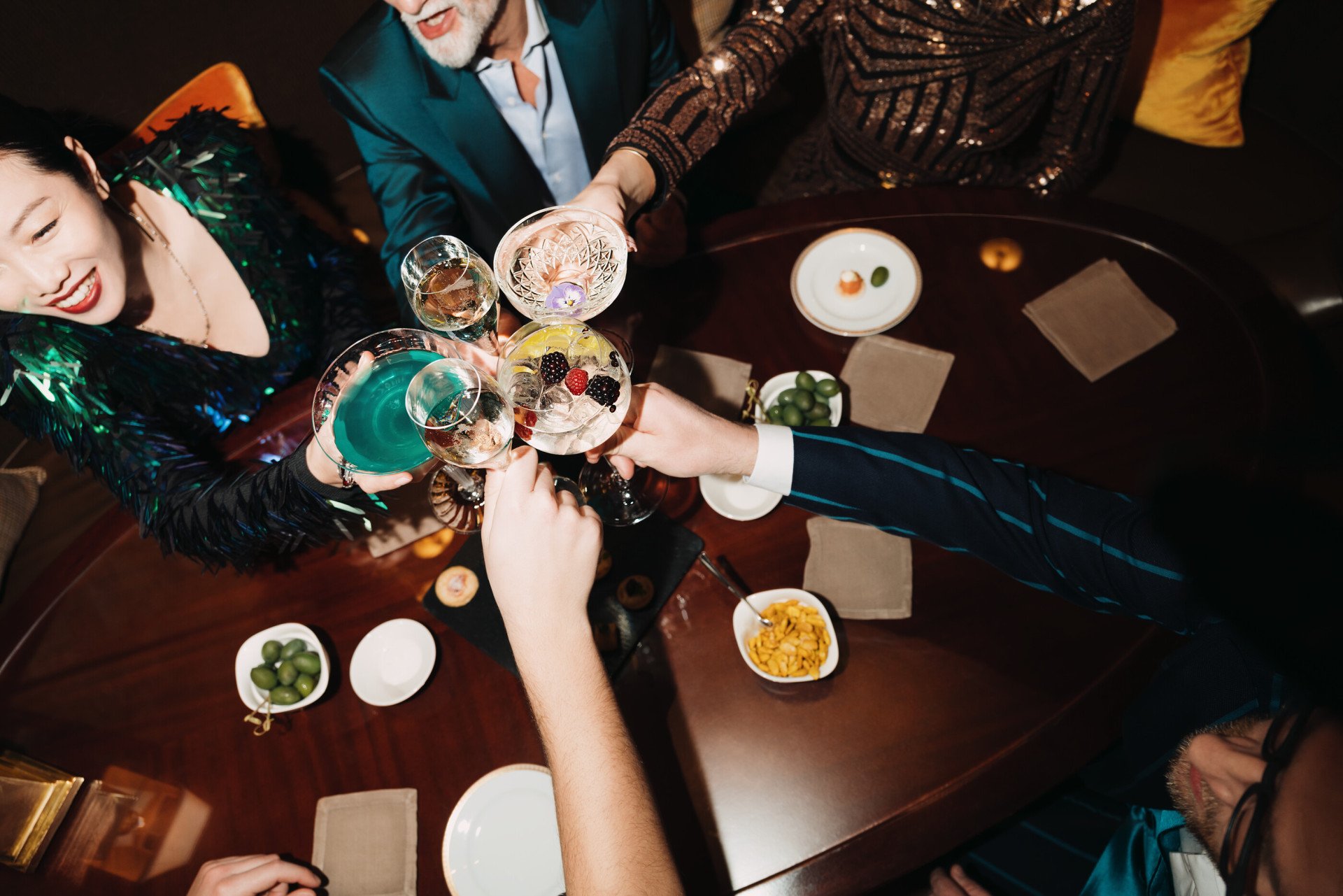 Persone che fanno aperitivo con cocktail e canape al Principe Bar