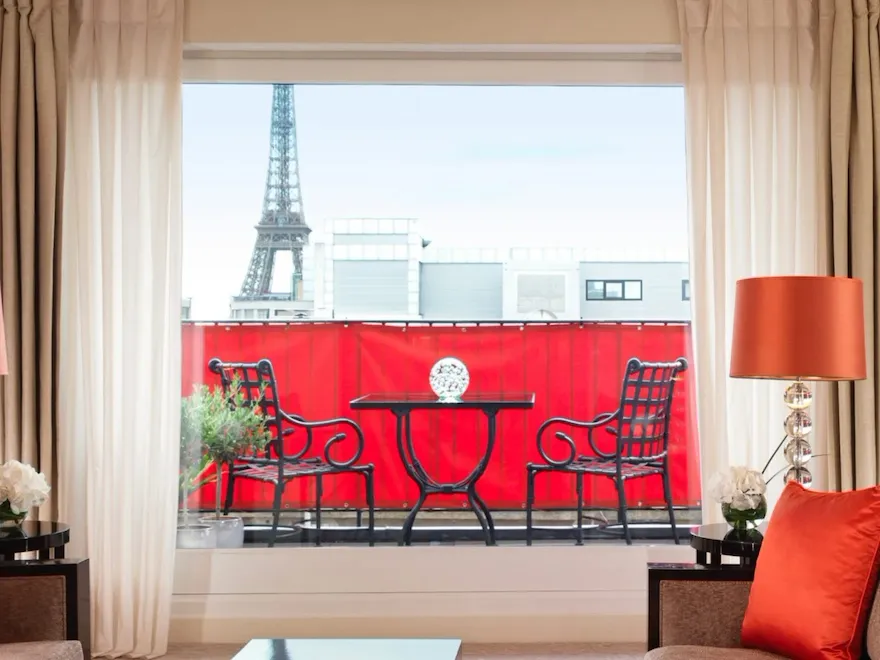 Image du salon et la Terasse de L'appartement avec la vue sur la Tour Eiffel