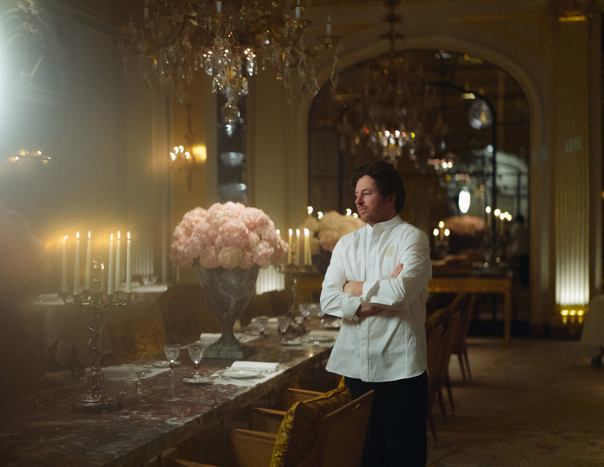 Portrait de Jean Imbert dans la salle à manger Jean Imbert au Plaza Athénée, à l’Hôtel Plaza Athénée, Paris.