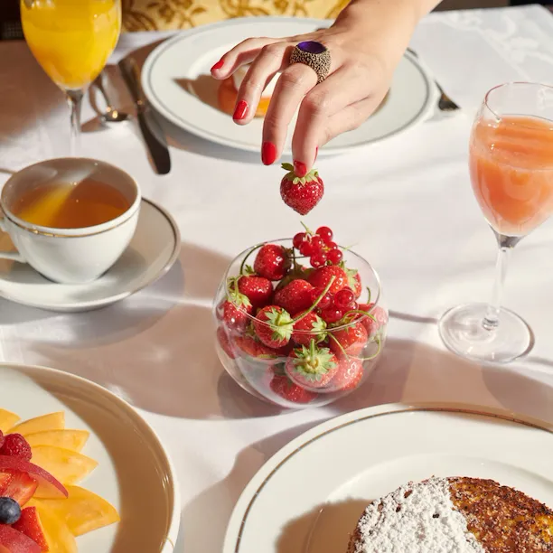 Images du brunch et du petit déjeuner au Jean Imbert au Plaza Athénée Images du brunch au Jean Imbert au Plaza Athénée. On peut voir une main qui cueille une fraise