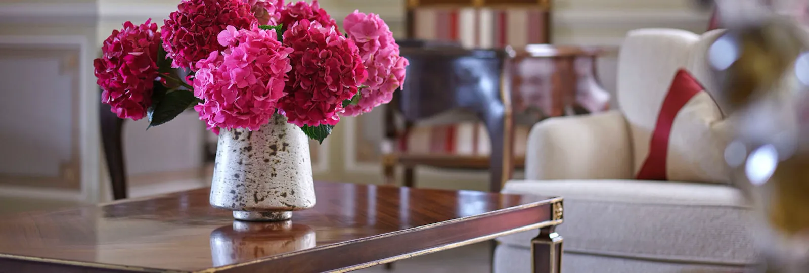 Vaso di ortensie rosa sul tavolino del salotto della Principe Suite