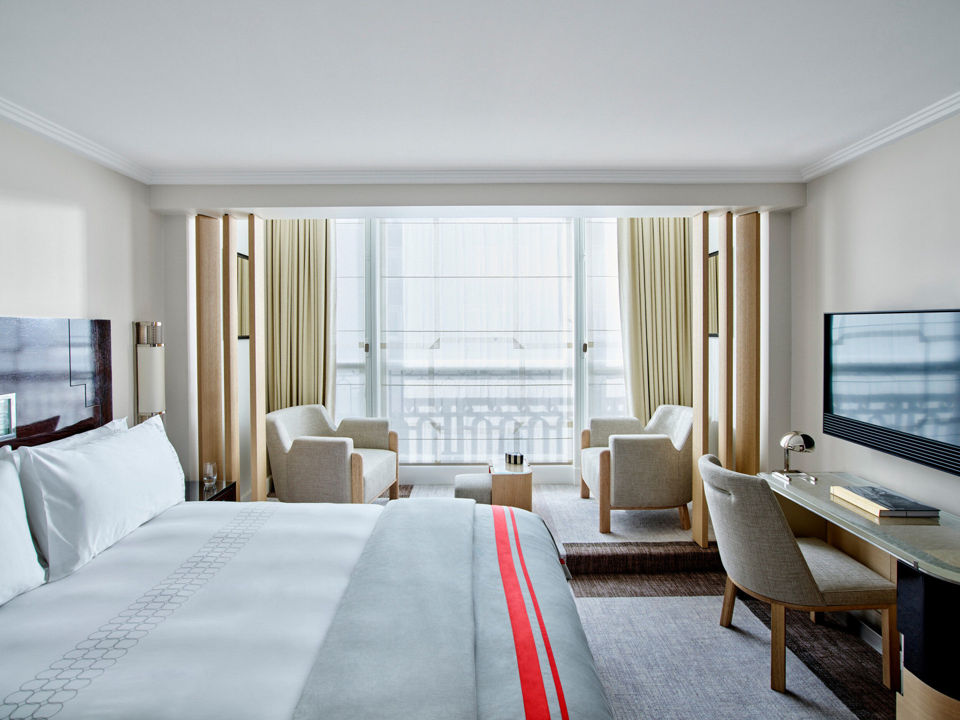 O quarto da Suite Deluxe do Hotel Plaza Athénée.