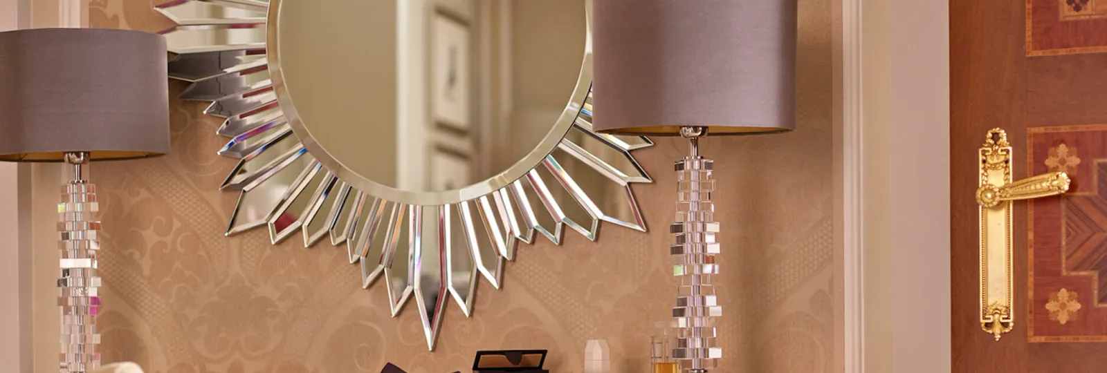 Mobile postazione trucco con uno specchio e delle lampade di design e un paio di scarpe lilla sul pavimento della Principe Suite