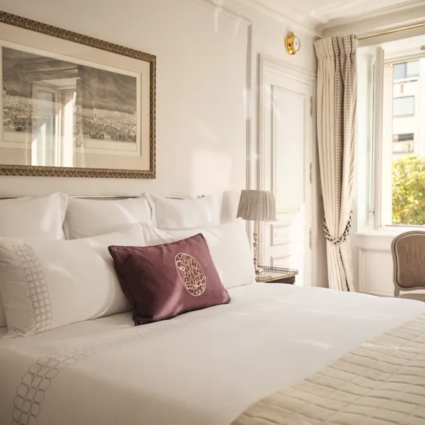 Esta é a cama do quarto Deluxe #314 do Plaza Athénée.