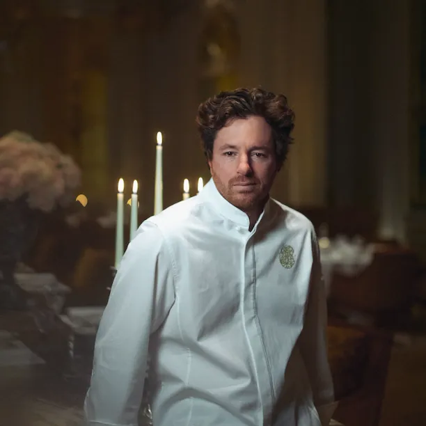 Portrait de Jean Imbert dans la salle à manger Jean Imbert au Plaza Athénée, à l’Hôtel Plaza Athénée, Paris.