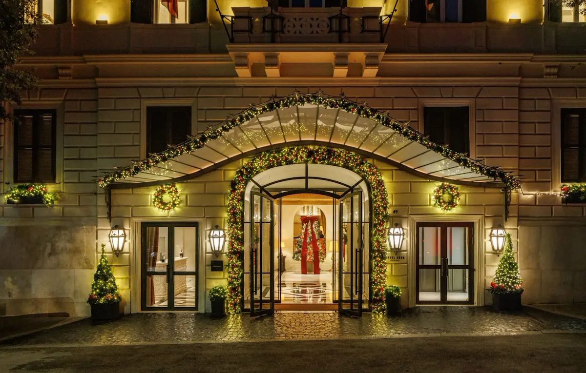 Ingresso di Hotel Eden decorato con festoni e luci natalizie