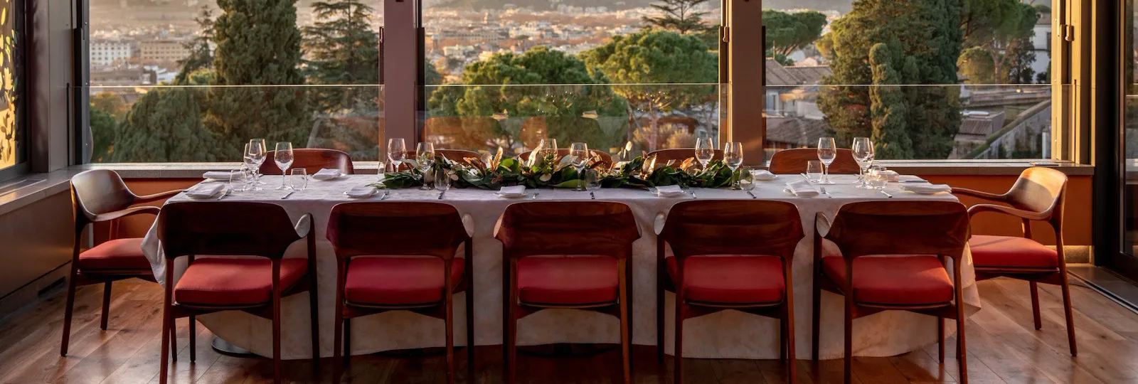 Tavolo unico davanti le finestre a Il Giardino Ristorante