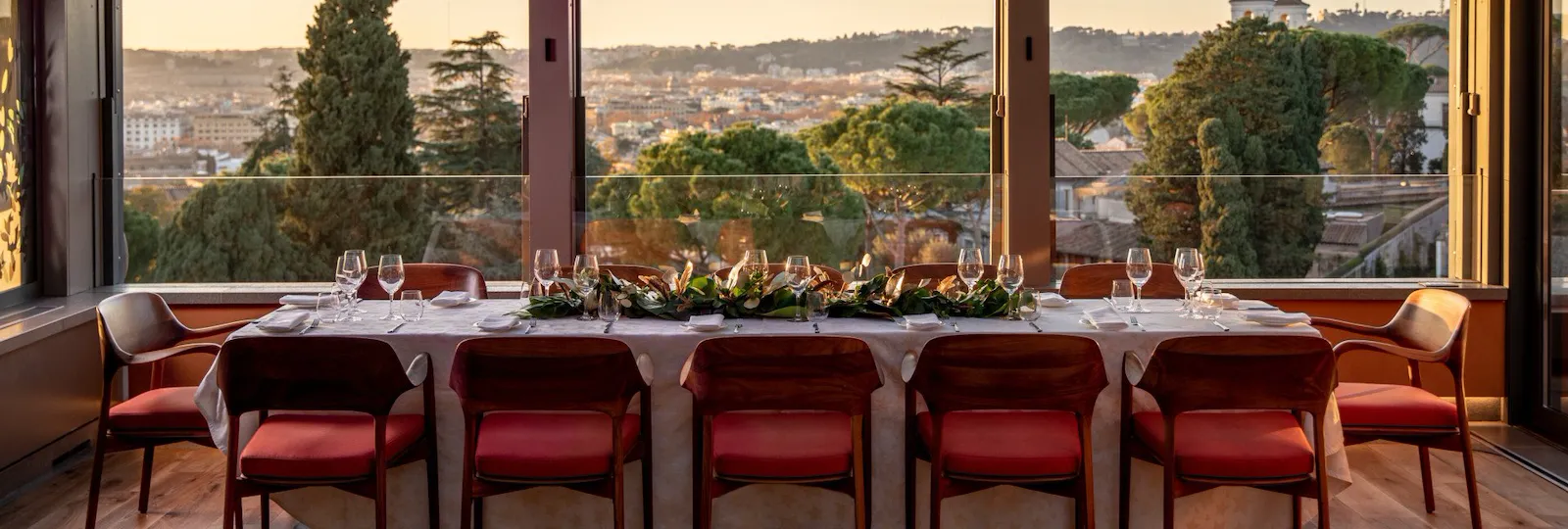 Tavolo unico davanti le finestre a Il Giardino Ristorante