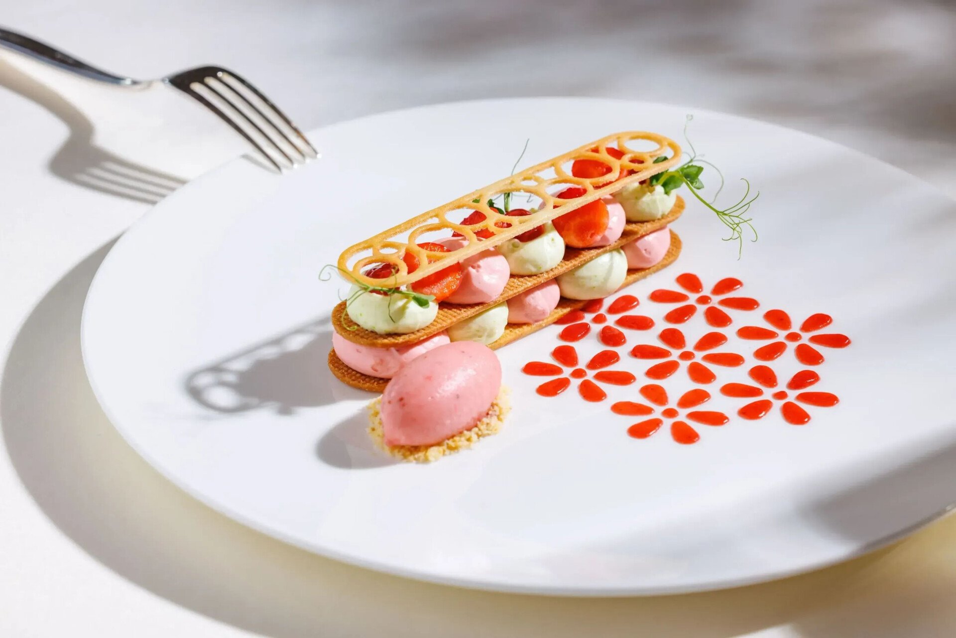 Sablè with strawberries, peas and mint 