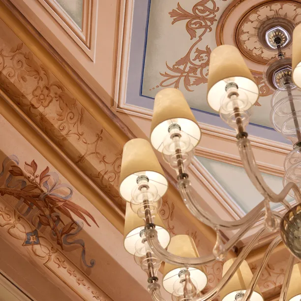 Dettaglio del lampadario nella sala Galieli