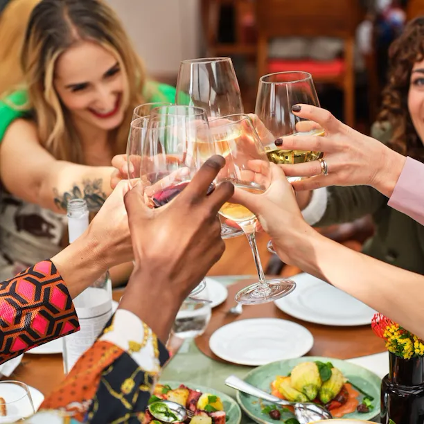 Gruppo di giovani donne a Il Giardino Ristorante che brindano