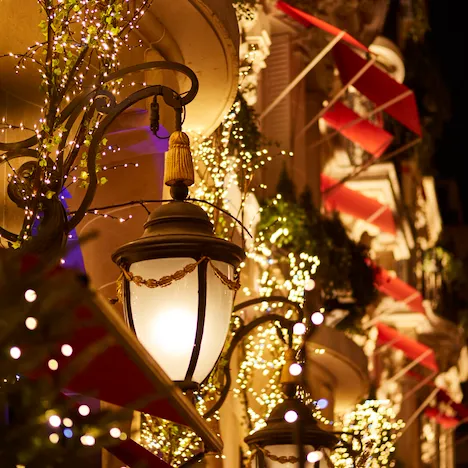 Photo de détails de la façade de l'hôtel à Noël