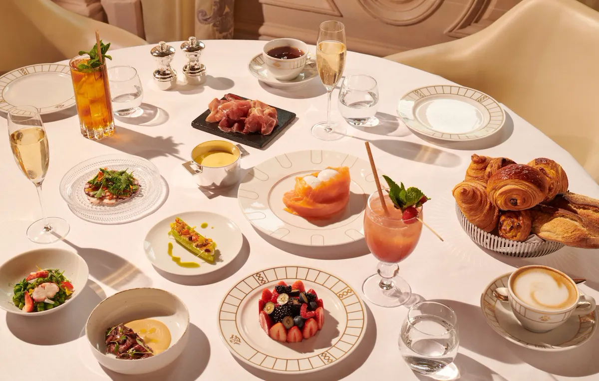 Grande vista de uma mesa de brunch no Le Meurice, Paris - Dorchester Collection