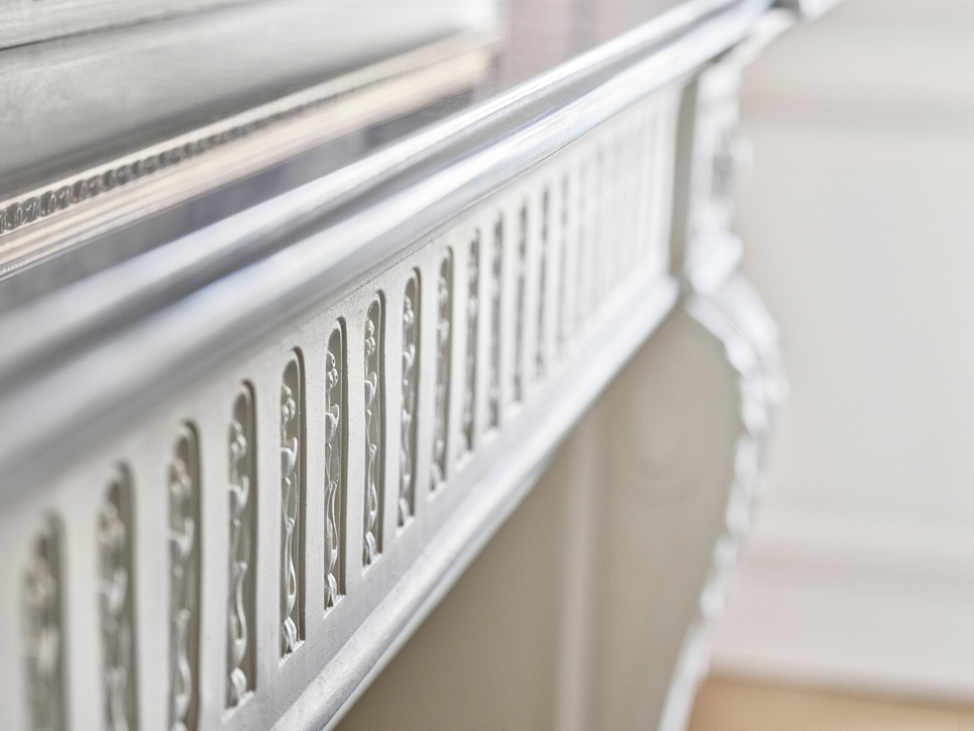 Gros plan de la cheminée de la suite Pompadour au Meurice, Paris.