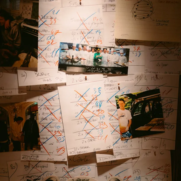 Additions fixées sur le mur du Cabinet des Conspirateurs, salle privée du restaurant Jean Imbert au Plaza Athénée