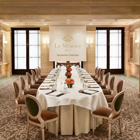 photo du salon montrant la mise en place faite pour les business meeting.