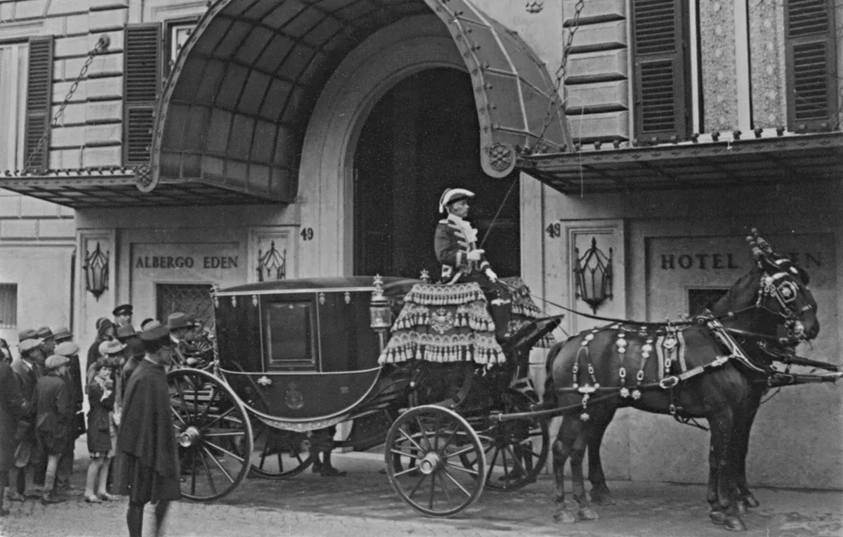 Guests arriving with carriage with horses at Hotel Eden in 1890