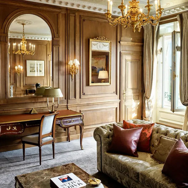 Salon de la suite Héritage du Meurice, Paris.