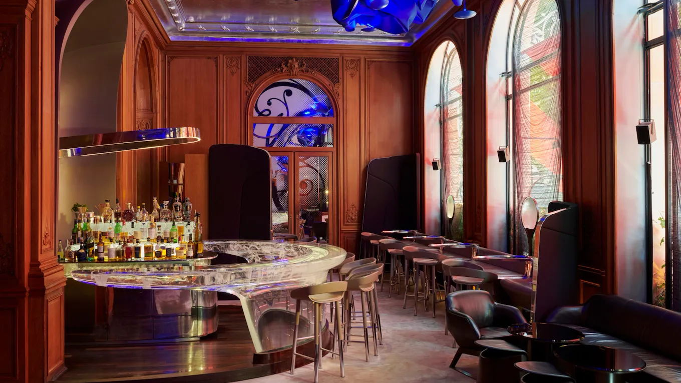 Picture of Le Bar at the Hôtel Plaza Athénée, Paris, wooden panels, blue ceiling and transparent bar counter