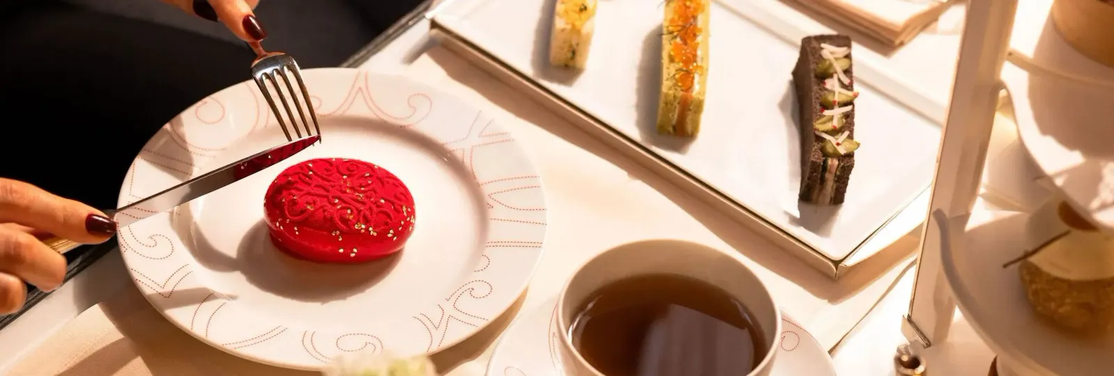 Hotel Plaza Athénée - Tea-Time La Galerie - Le Goûter du Plaza Athénée - Dorchester Collection