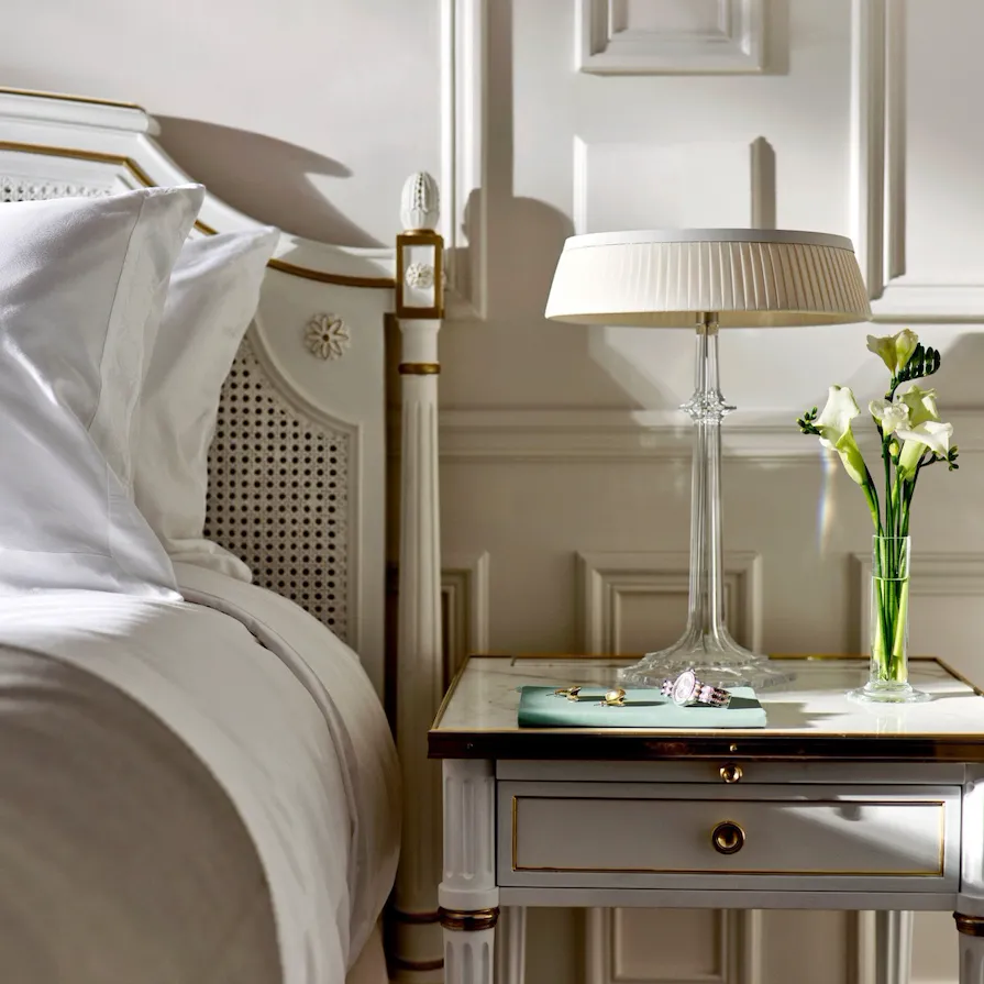 Des bijoux et une montre placés sur la table d’appoint d’une chambre supérieure. Au Meurice, Paris.