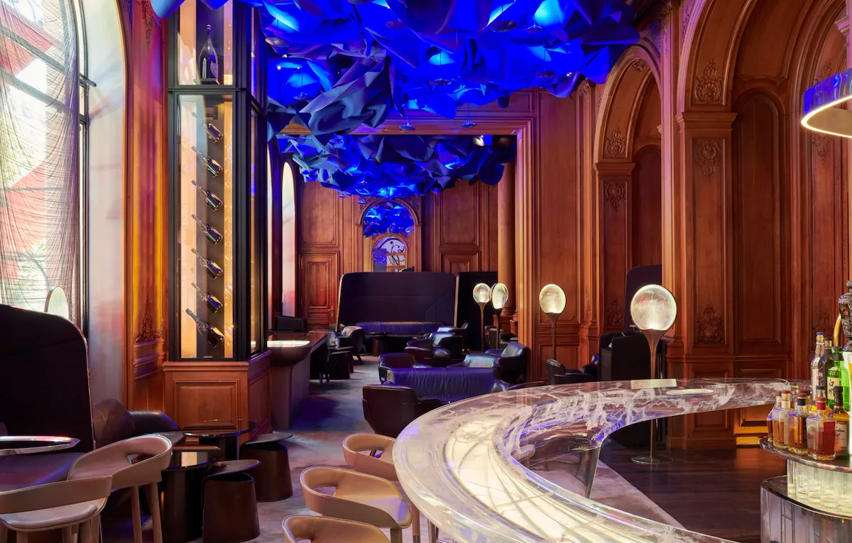 Picture of Le Bar at the Hôtel Plaza Athénée, Paris, wooden panels, blue ceiling and transparent bar counter