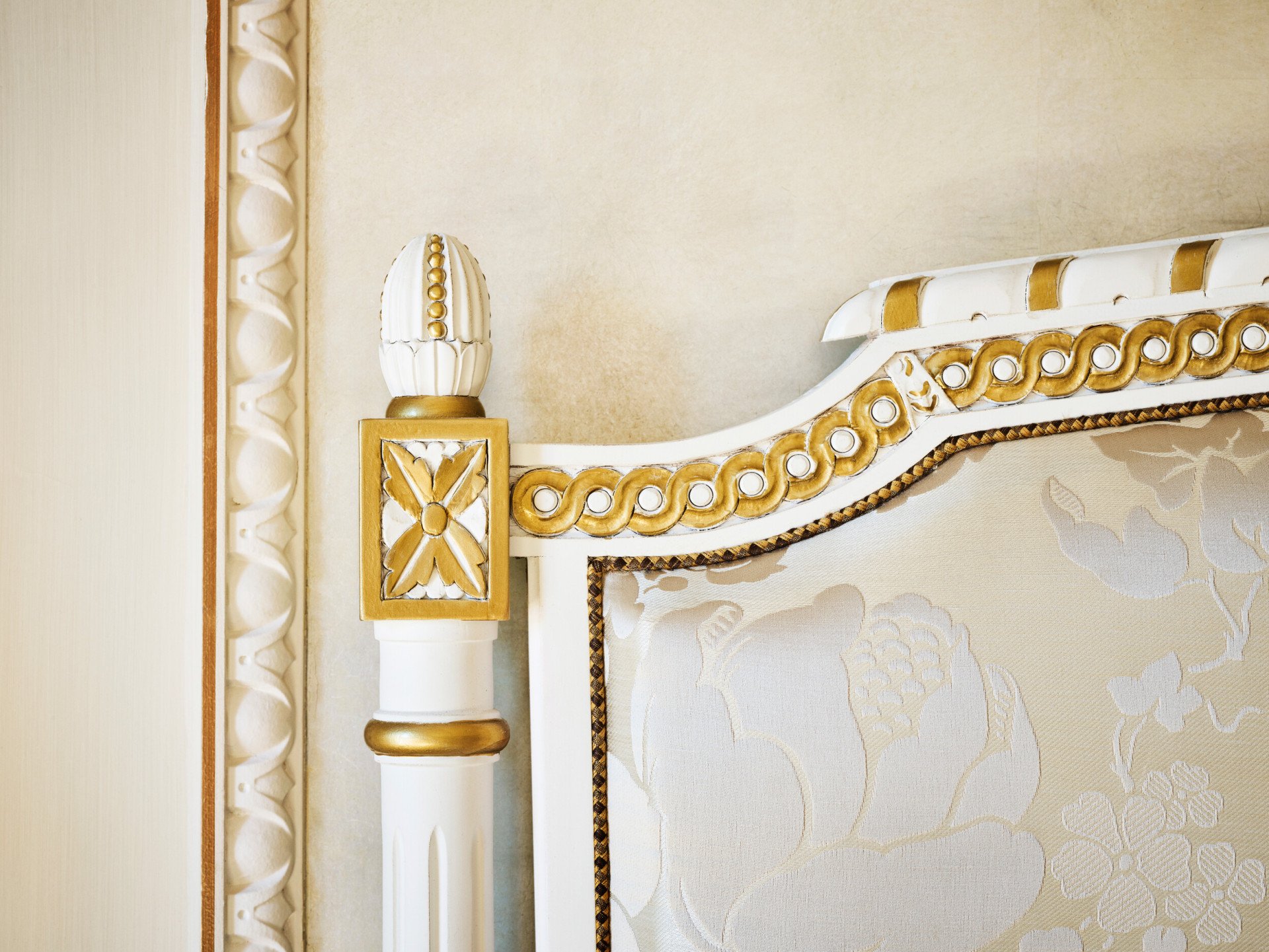 Détail en bois avec ornements dorés au Meurice, Paris.