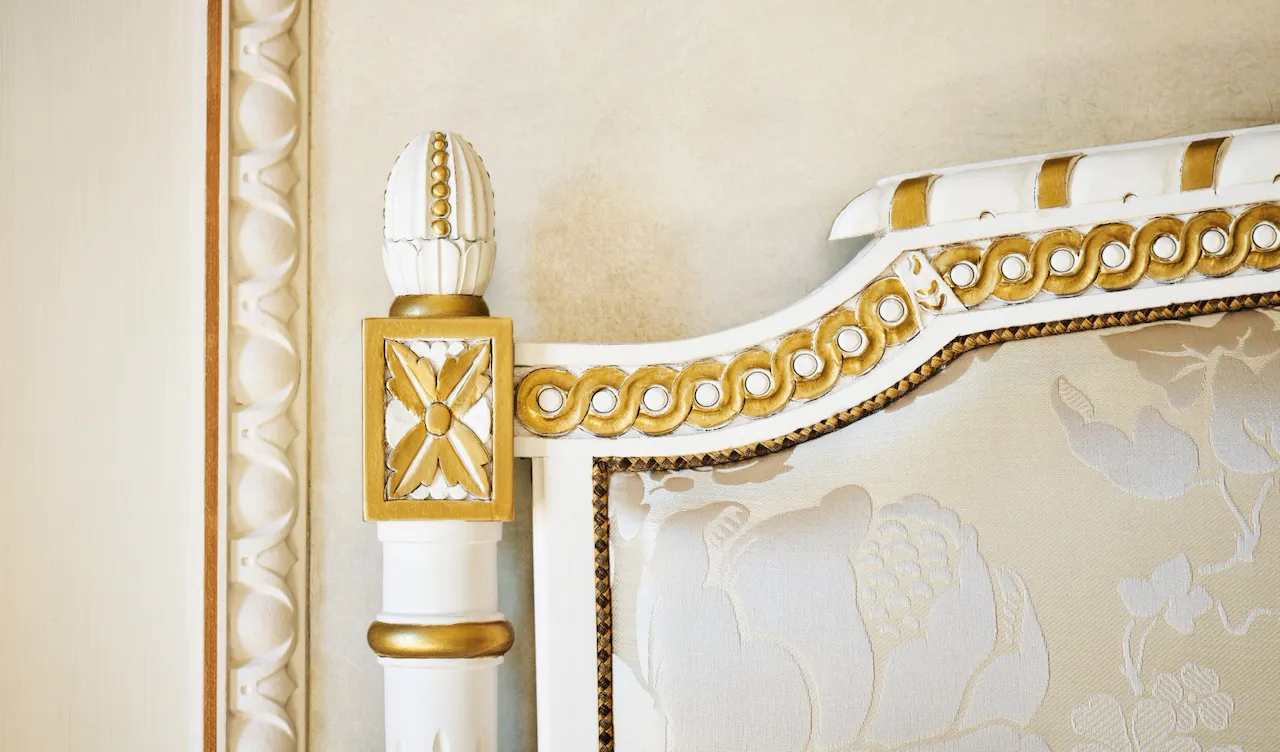 Détail en bois avec ornements dorés au Meurice, Paris.