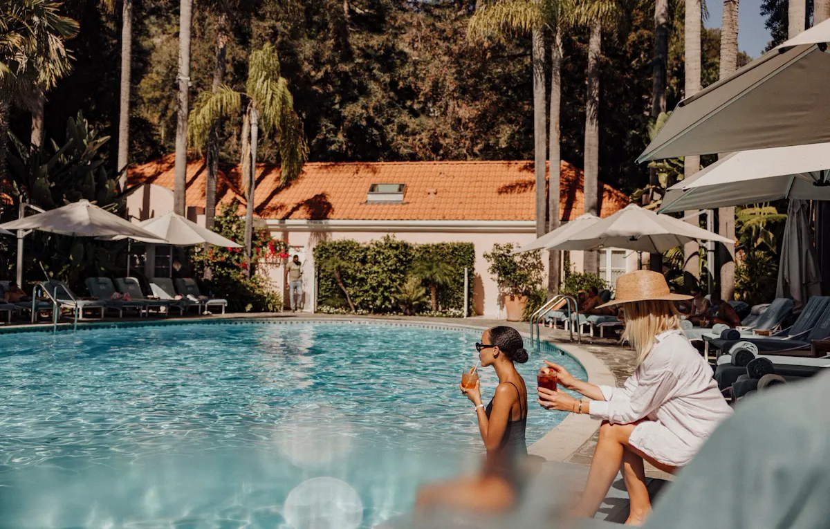 Pool moment with cocktails