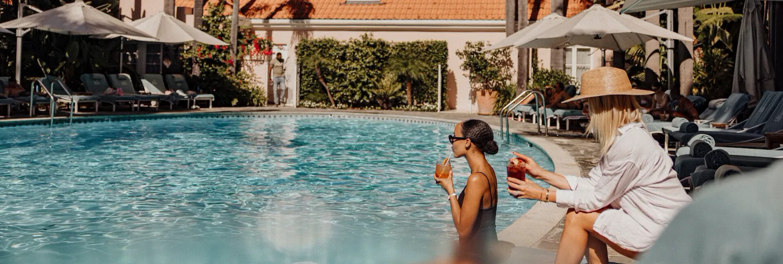 Pool moment with cocktails